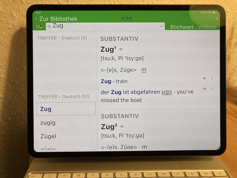 Ein Foto eines iPads mit geöffneter PONS Schulwörterbuch App. Oben die Suchleiste, links die Treffer der Suche, rechts die Ergebnisse.